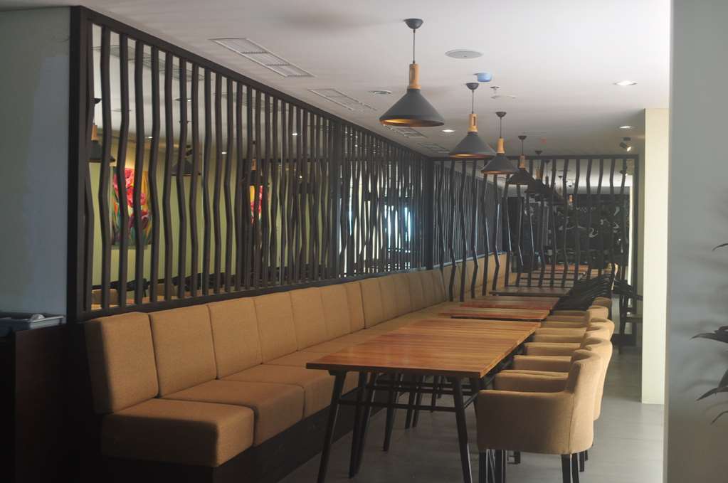 Golden Tulip Essential Tangerang Hotel Restoran gambar